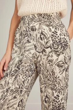 Golden Goose Crepe Viscose Jogging Pant In Bone White/Black 11 Golden Goose Crepe Viscose Jogging Pant In Bone White/Black -All Seasons Style golden goose crepe viscose jogging pant in bone white black 4 1