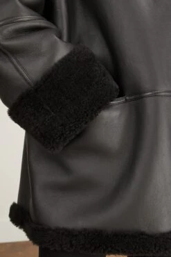 Toteme Signature Shearling Jacket In Black 11 Toteme Signature Shearling Jacket In Black -All Seasons Style toteme signature shearling jacket in black 4